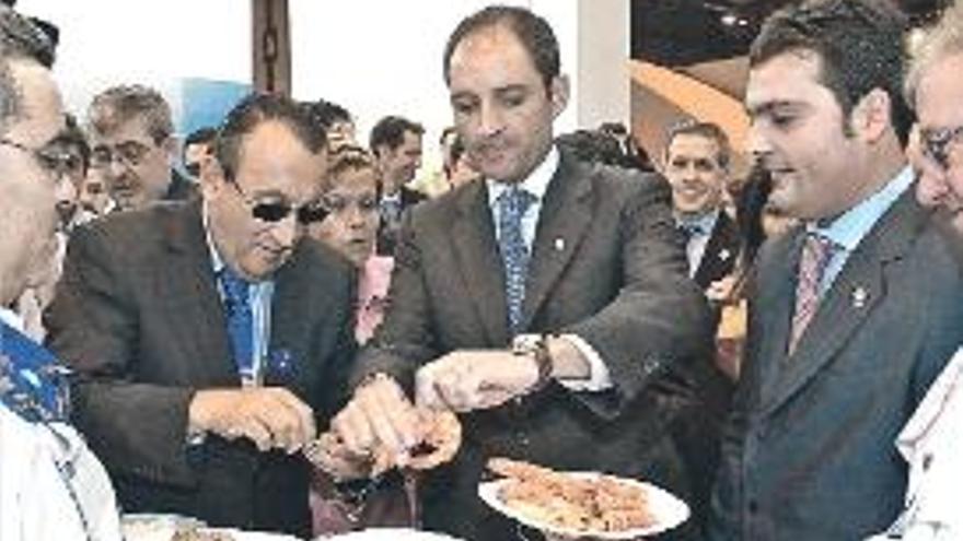 Carlos Fabra y Francisco Camps, en la feria Fitur 2005.