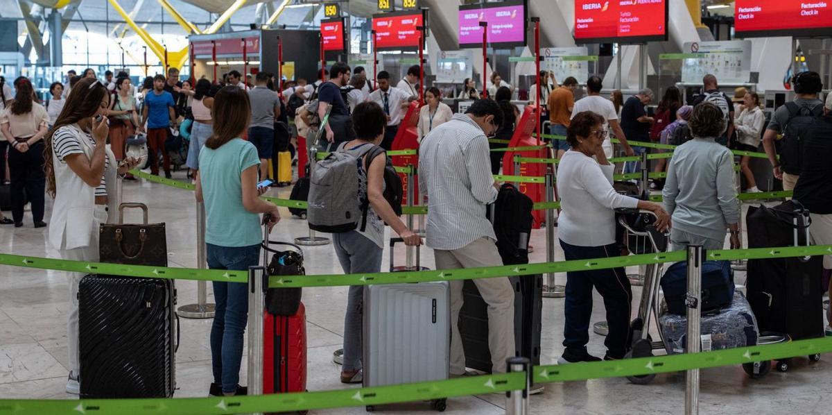 Una fallada informàtica i l’operació sortida desborden la T4 a Madrid