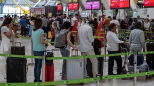 Una fallada informàtica i l’operació sortida desborden la T4 a Madrid