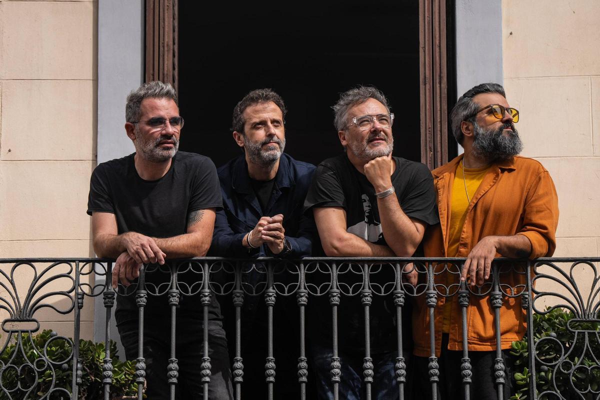 El grupo Love of Lesbian posa para EL PERIÓDICO en las calles del barrio de Gràcia.