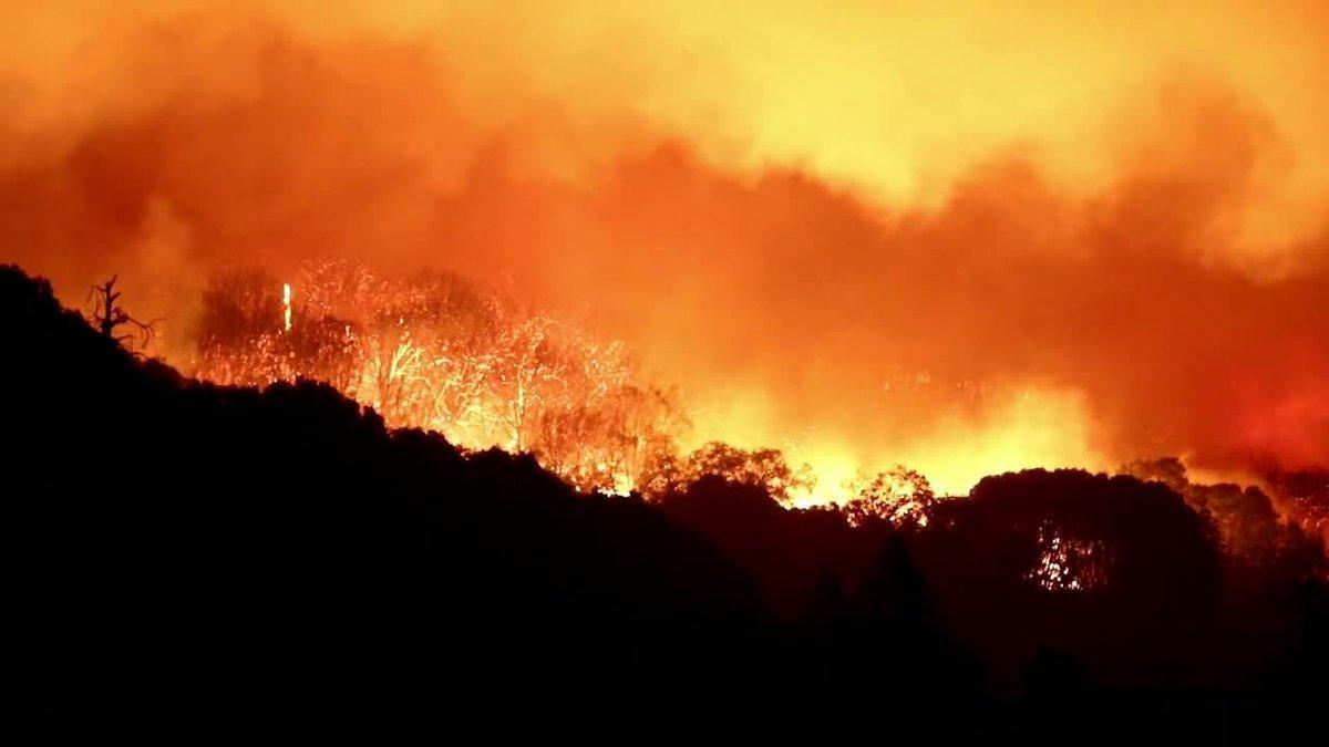 El incendio de Creek ha arrasado ya más de 145.000 acres de bosque cerca de Shaver Lake en el Bosque Nacional Sierra, California. Ha calcinado dos docenas de casas en el pequeño pueblo de Big Creek y ha obligado a evacuar por completo a la población de Auberry, de 2.500 habitantes.