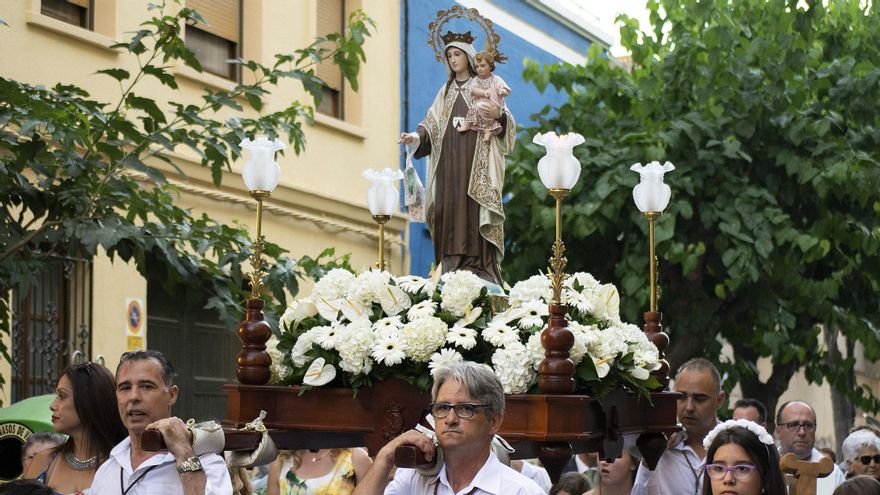 Imagen de archivo de una procesión de las fiestas de la Virgen del Carmen en el Grau.