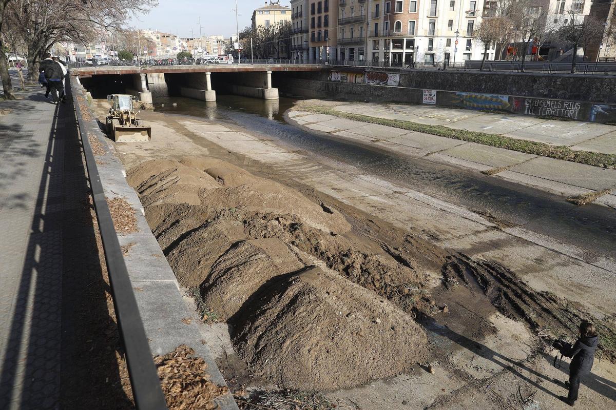 Girona. Plaça Catalunya. Retirada de sediments del riu Onyar sota de la plaça de Catalunya.