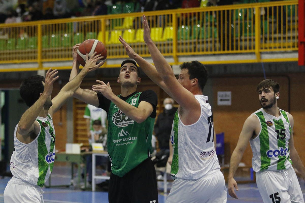 En imágenes, el derbi entre Coto Ciudad de Córdoba y el UCB Camper baloncesto