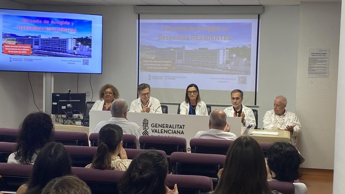 Los directivos del hospital en el acto de acogida-despedida de residentes.