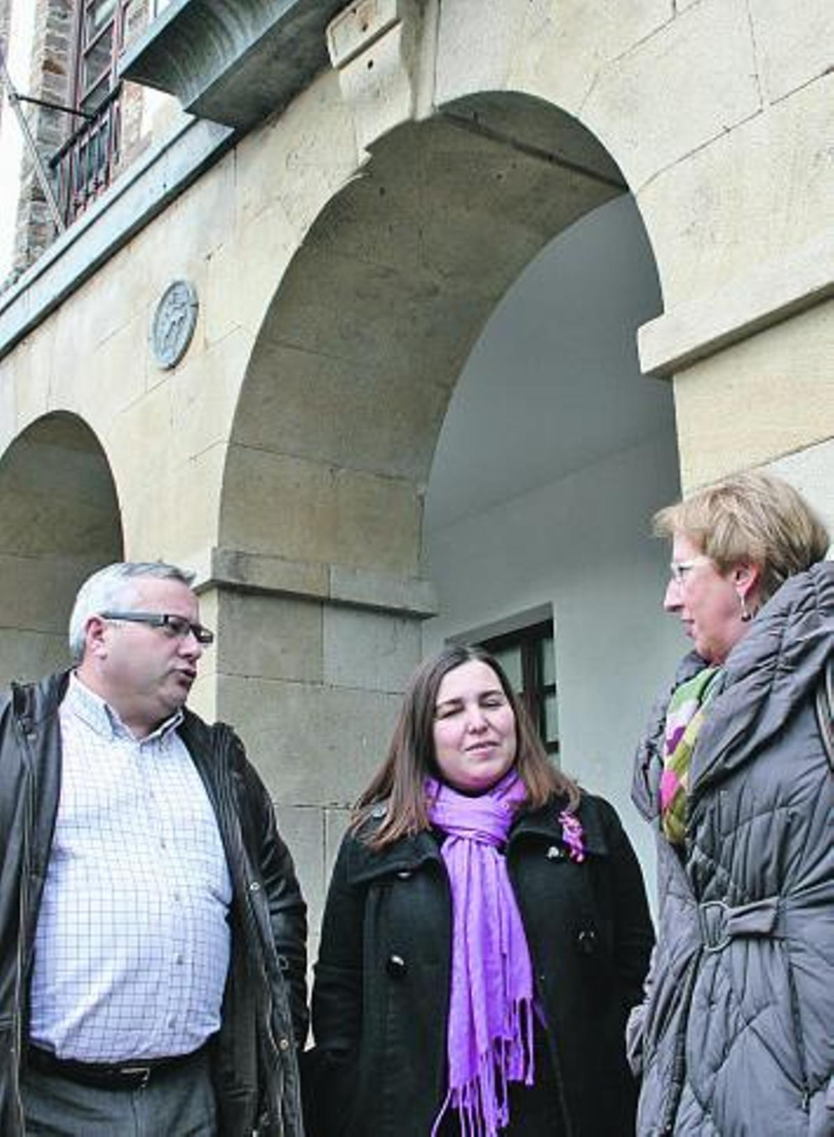 El Alcalde, junto a la edil Ana Vigón y a Emilia Vázquez.