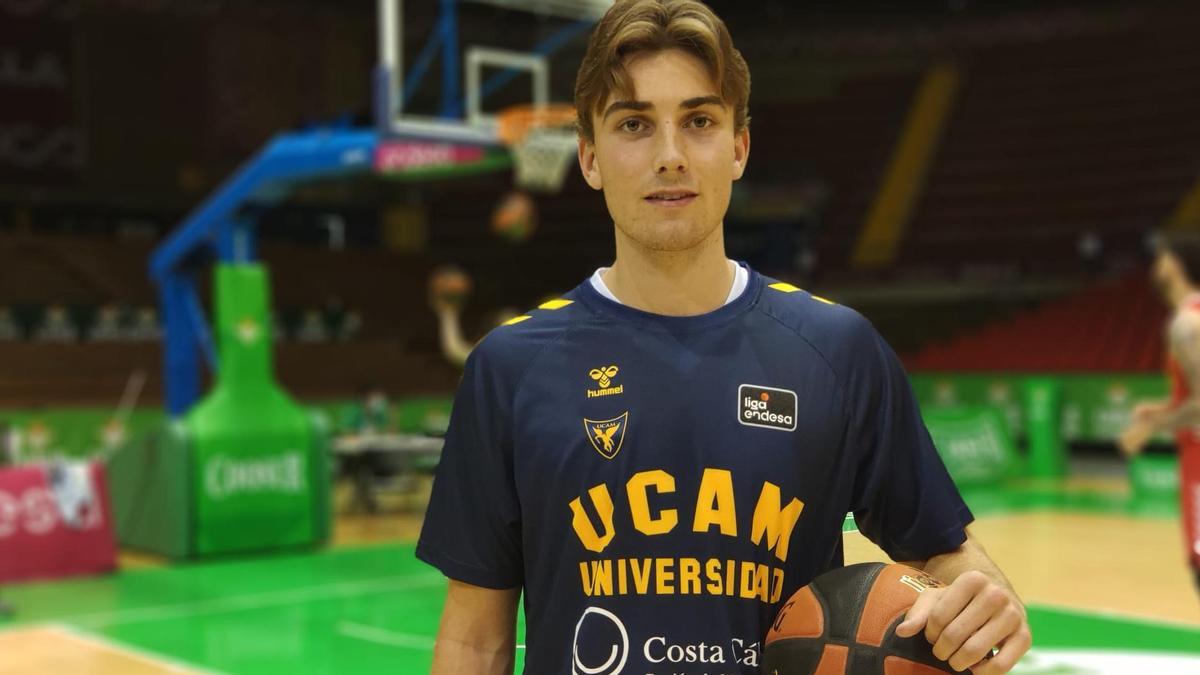 Noah Churchill Sorensen durante el calentamiento del Coosur Betis-UCAM Murcia.