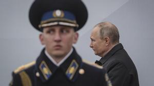 Sudáfrica advierte que tendrá que arrestar a Putin si asiste a la cumbre de los BRICS.