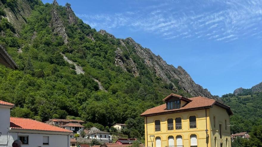 En imágenes: Mucho público en Somiedo en el encuentro de las "polas" asturianas y leonesas