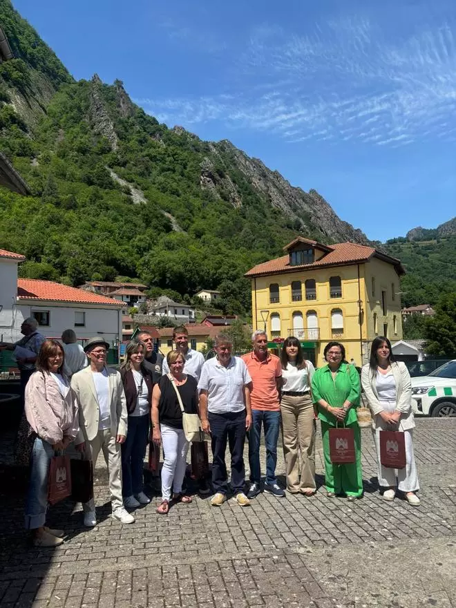 En imágenes: Mucho público en Somiedo en el encuentro de las "polas" asturianas y leonesas