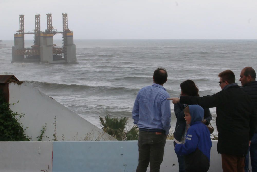 La estructura, de 43 metros de eslora, se soltó del enganche con el remolcador que la llevaba a Cádiz