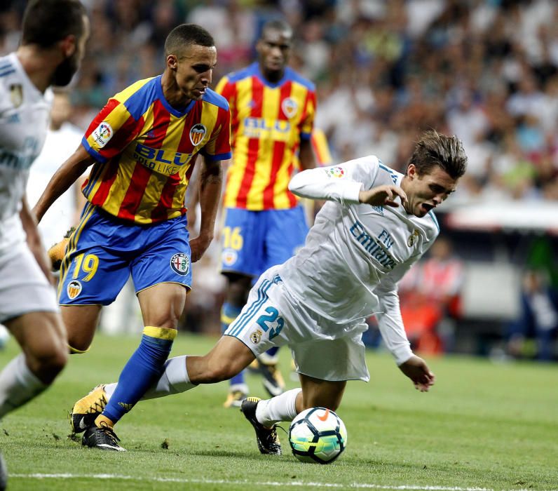 Instantes del partido disputado ayer entre el Valencia CF y el Real Madrid.