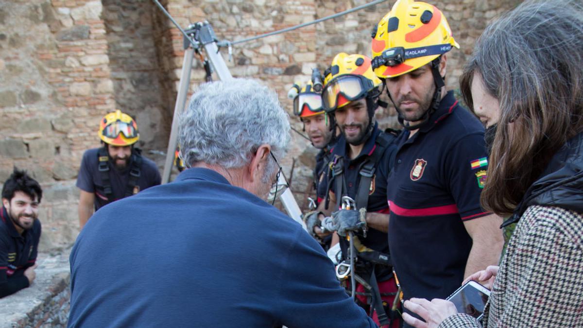 Los bomberos  inspeccionan dos pozos en la Alcazaba y Gibralfaro. Foto: Alejandro Santana Almendro