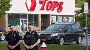 Al menos 10 muertos en un tiroteo racista en Búfalo (Estados Unidos). En la foto, agentes de policía en el lugar de los hechos.