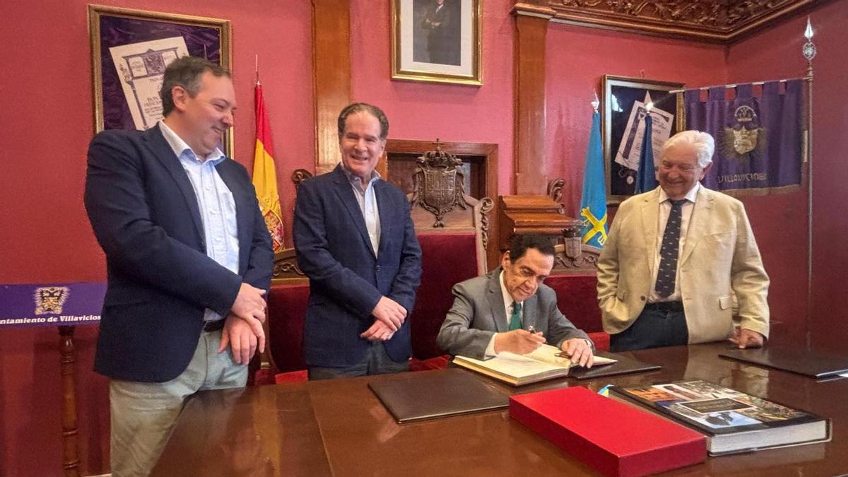 Por la izquierda, Alejandro Vega, Manuel Corripio, Tony Raful y José Vitienes en el Ayuntamiento de Villaviciosa.