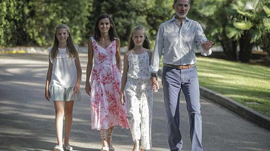 Felipe VI, doña Letizia y su hijas la princesa Leonor y la infanta Sofía durante el posado en Marivent el verano pasado.