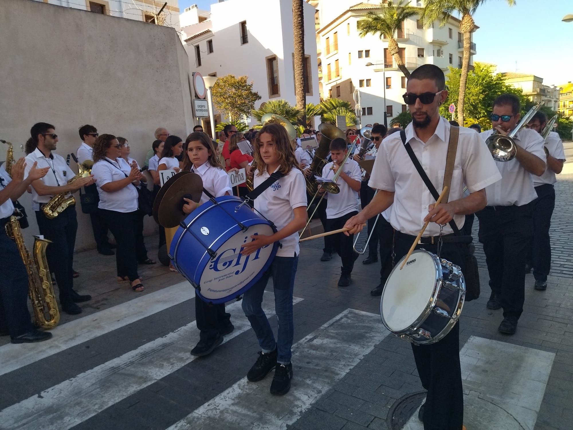 Xàbia, capital de la música: más de 800 músicos de toda la comarca llenan de vida las calles (imágenes)