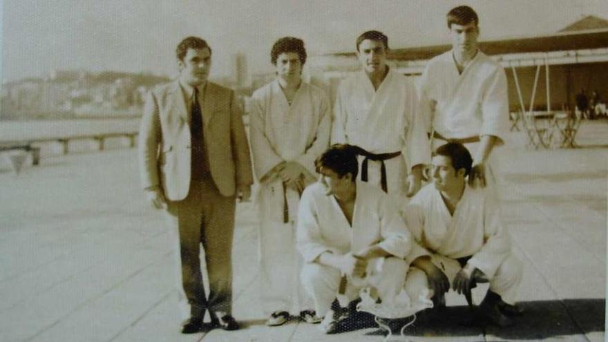 El autor, primero por la derecha, con su equipo de yudo en las instalaciones de La Solana.