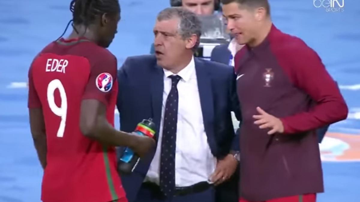 Fernando Santos y Cristiano Ronaldo dan instrucciones a Eder durante la final de la Eurocopa 2016