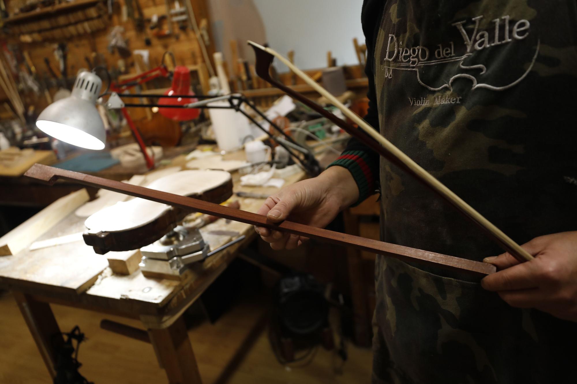 Así trabaja Andrea del Valle, luthier de 20 años, en el taller de su familia