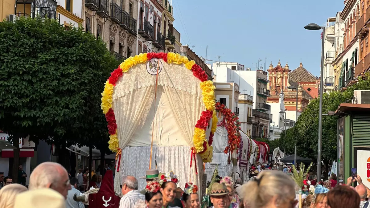 La ilusión rociera inunda las calles de Sevilla al son del tamboril: "Es el primer día del año"