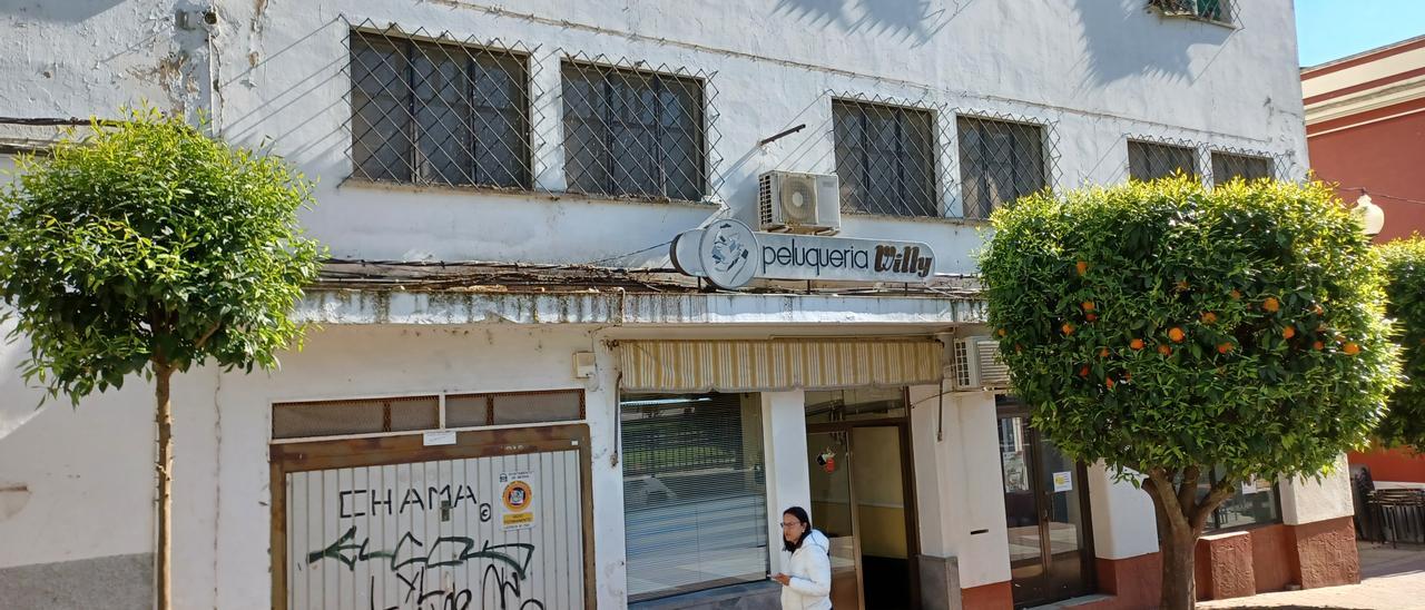 La peluquería de Manuel Romero Willy, con entrada por la plaza de la Constitución.