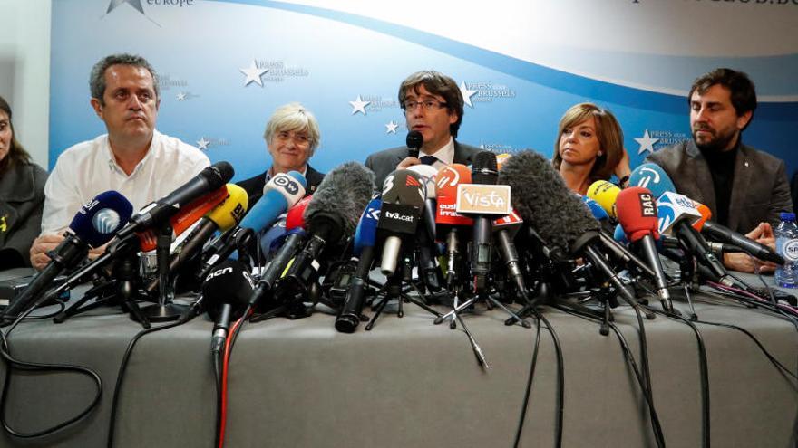 Puigdemont i part dels seus consellers durant la compareixença de dimarts.