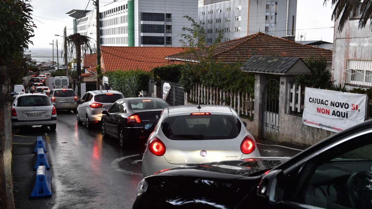 Hilera de vehículos en los accesos al autoCOVID del Hospital de A Coruña, el pasado lunes.