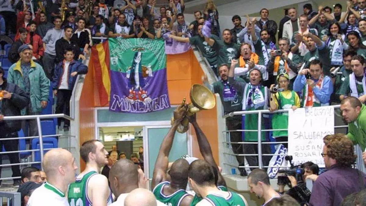 El Unicaja celebra con sus aficionados en Vrsac.