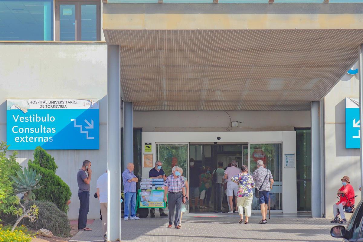 Acceso de consultas externas del Hospital Unversitario de Torrevieja