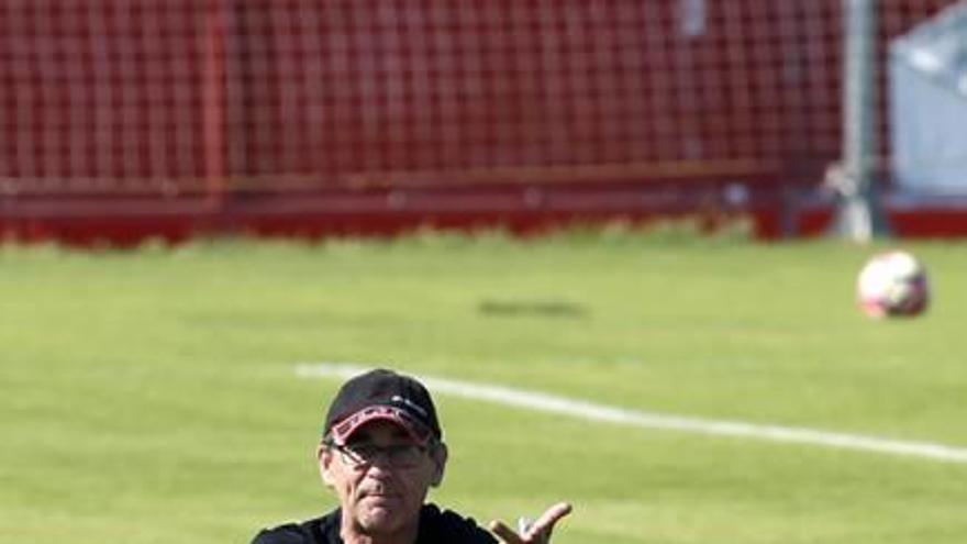 Fernando da instrucciones a sus futbolistas en el entrenamiento de ayer.