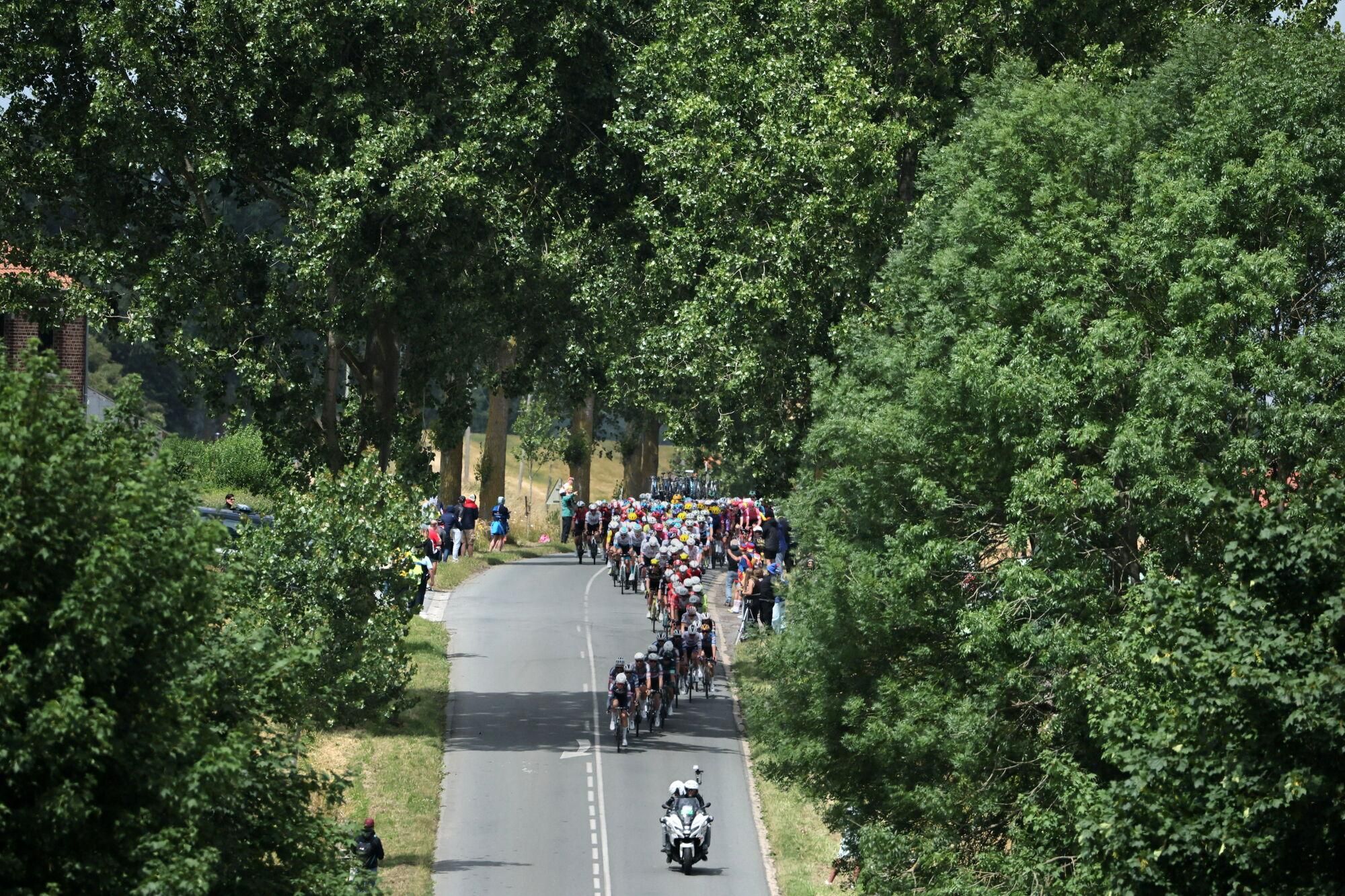 DUNKERQUE (France), 07/07/2025.- The peloton in action during the 3rd stage of the Tour de France cycling race over 178.3km from Valenciennes to Dunkerque, France, 07 July 2025. (Ciclismo, Francia) EFE/EPA/CHRISTOPHE PETIT TESSON