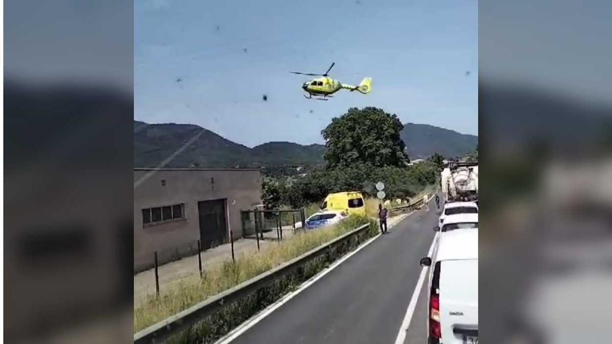 L'helicòpter del SEM, arribant al lloc de l'accident de trànsit.