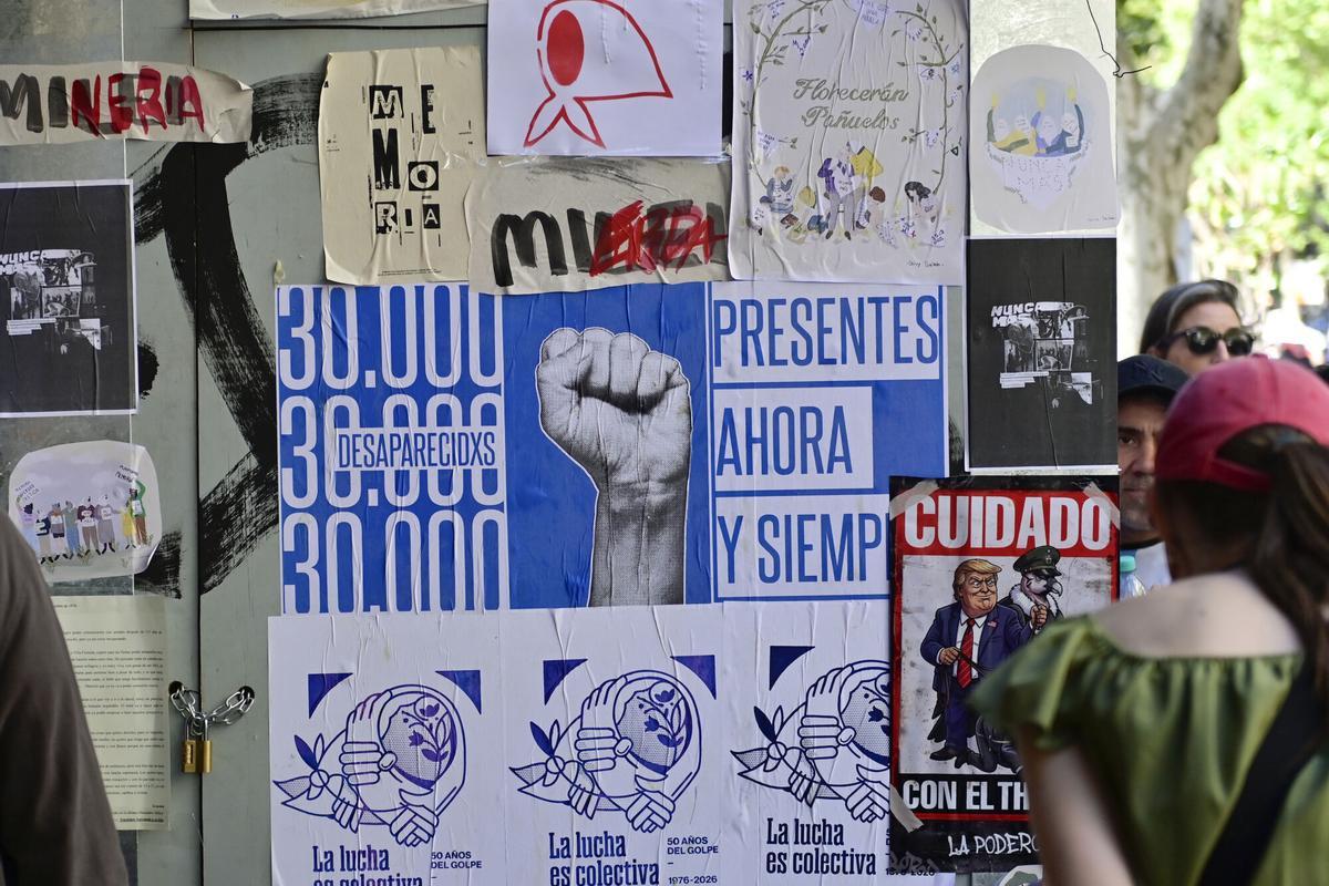 Carteles durante una manifestación por el Día Nacional de la Memoria por la Verdad y la Justicia para recordar a las víctimas de la última dictadura militar (1976-1983) a 50 años de su inicio, este martes en Buenos Aires.