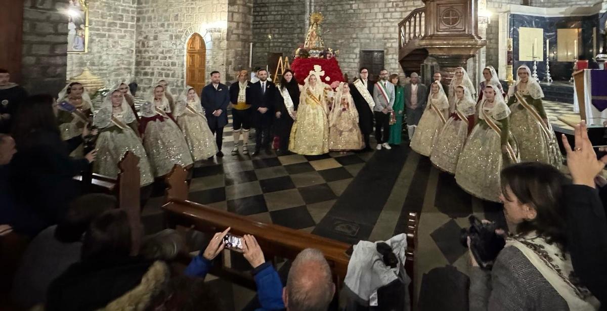 Las Falleras Mayores, integrantes de la Federación y autoridades.