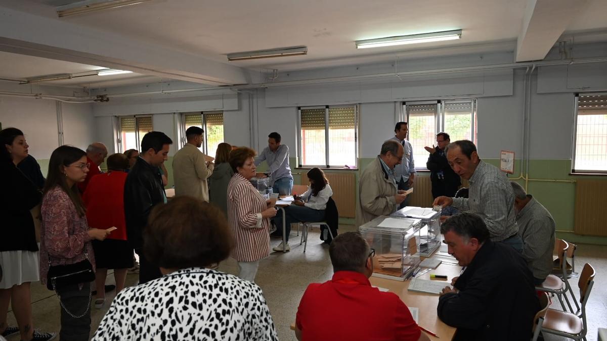 Colas para votar en un colegio electoral de Badajoz.