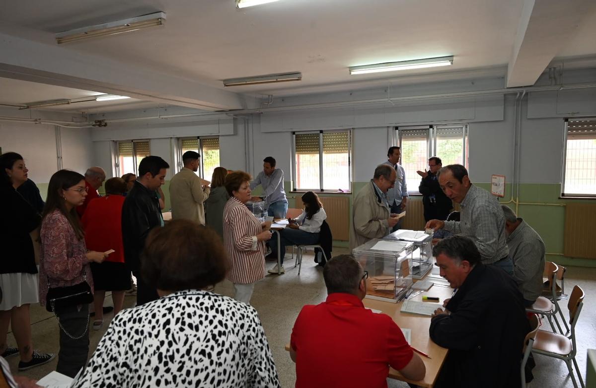 Colas para votar en un colegio electoral de Badajoz.