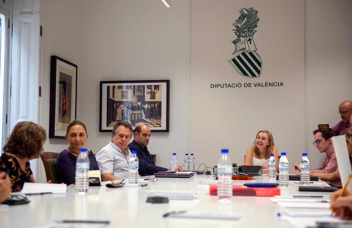 Natàlia Enguix, en el centro, en una reunión de la Delegación dl Igualdad y Memoria Democrática de la Diputación de València.