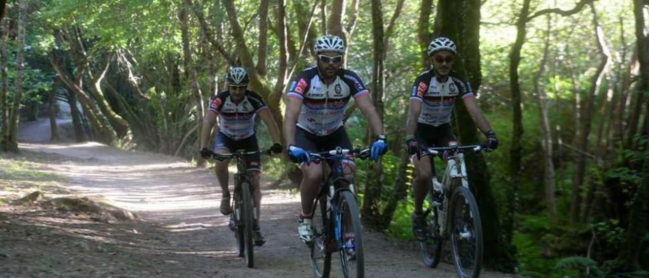 Aficionados al ciclismo de montaña recorren la Ruta da Pedra e da Auga, en Meis. // Noé Parga