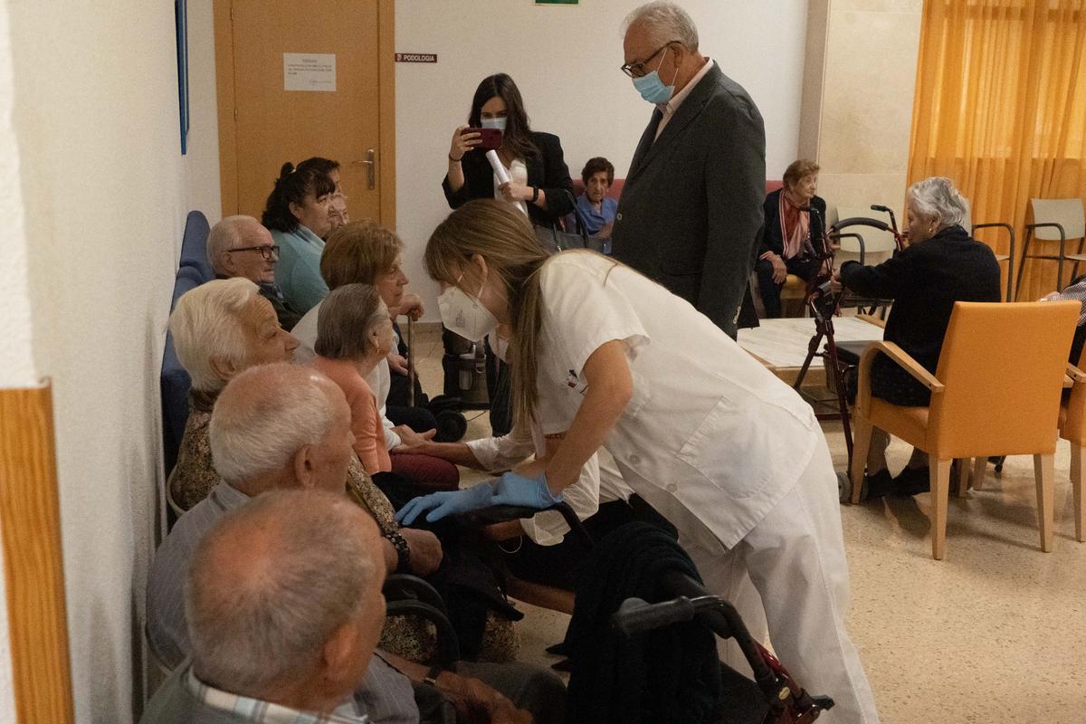 GALERÍA | La cuarta dosis contra el COVID en la residencia de Puerta Nueva (Zamora), en imágenes