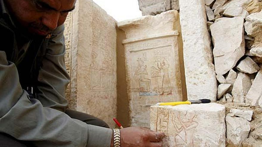 Un arqueólogo muestra una de los grabados en hallados en el lugar en el que se descubrió hace poco una pirámide