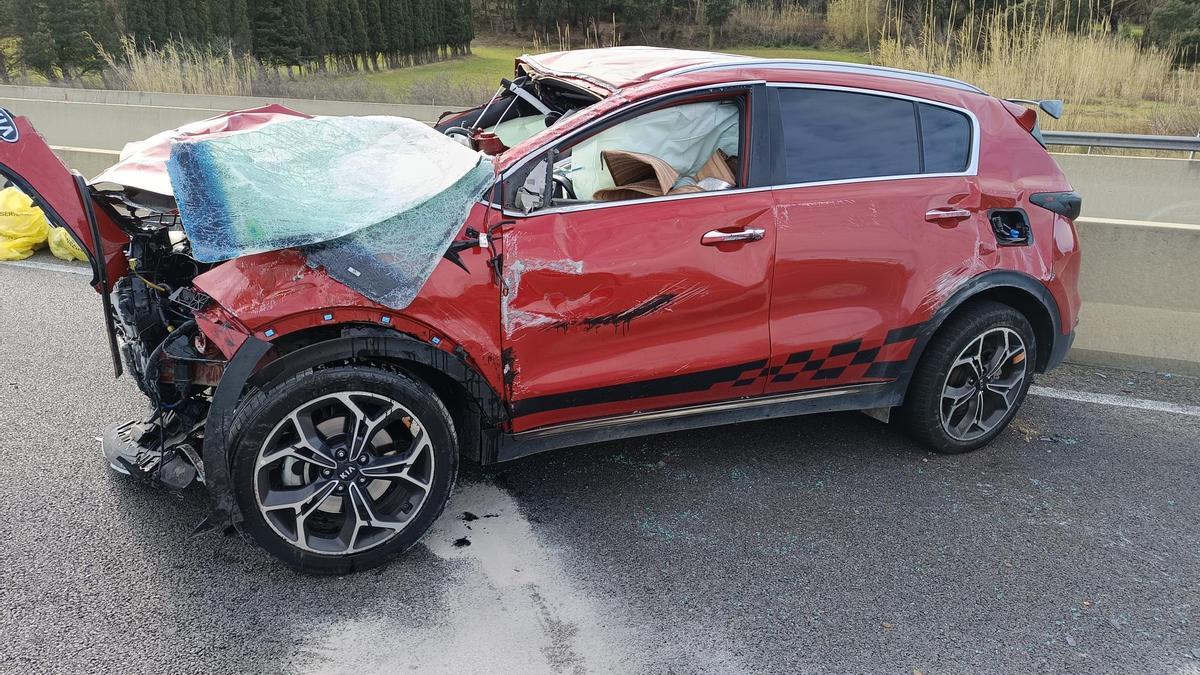 El coche robado en Zaragoza, tras colisionar con una caravana en la AP-7 en Capmany.