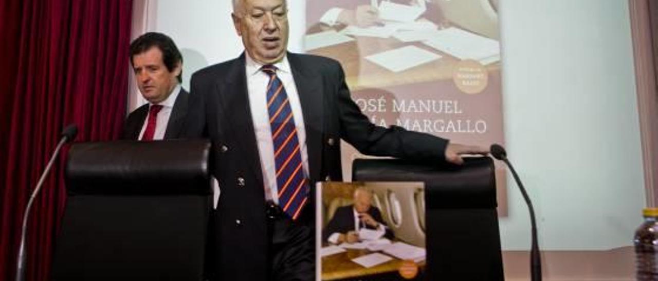 Margallo se defiende de las críticas y plantea una financiación que iguale los servicios