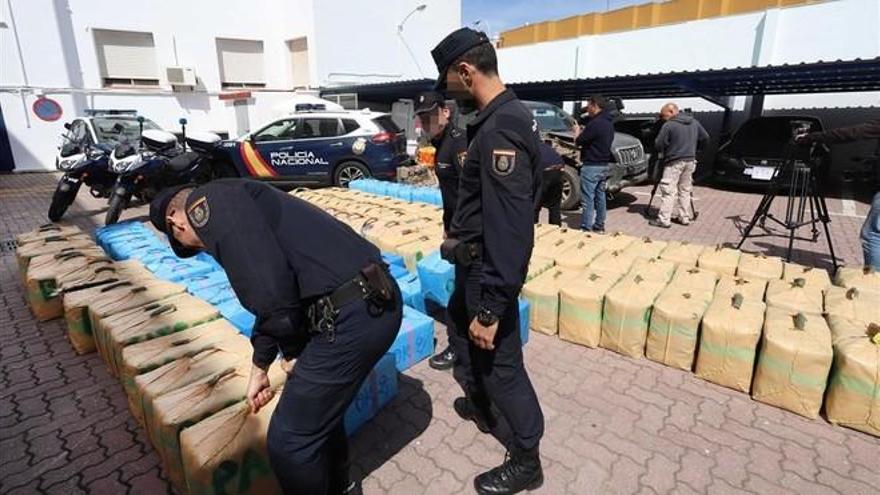 La Policía detiene un velero que iba a Ibiza con 6.000 kilos de hachís