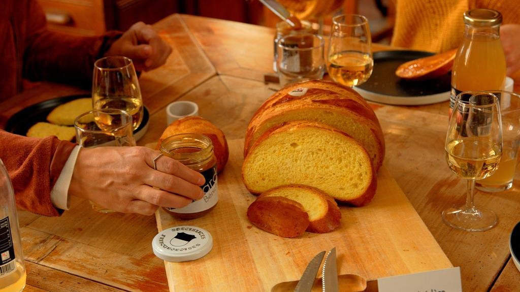 Pan cuchaule y mostaza de Bénichon.