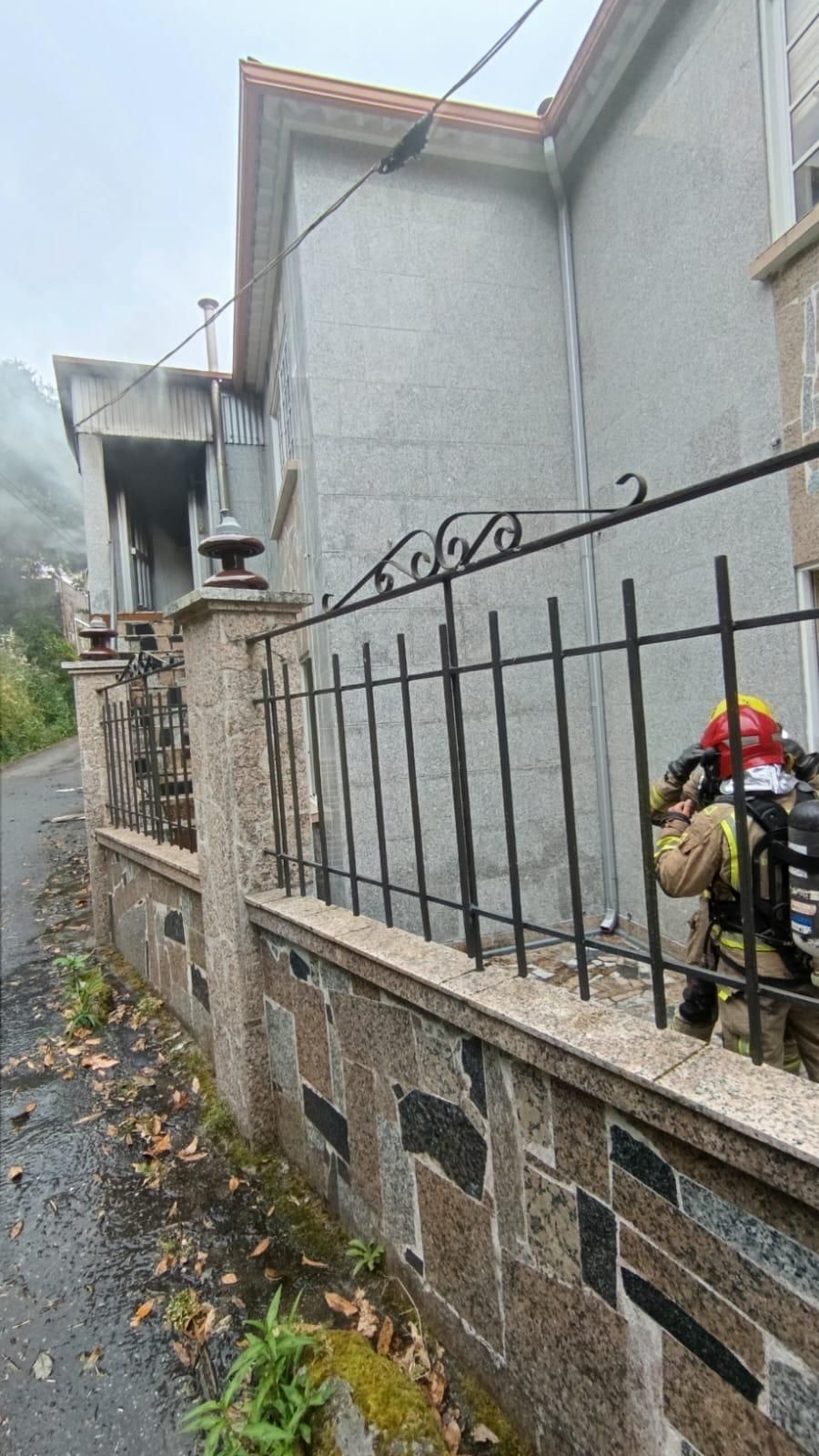 Arde la planta alta de una vivienda en Areamilla en Cangas