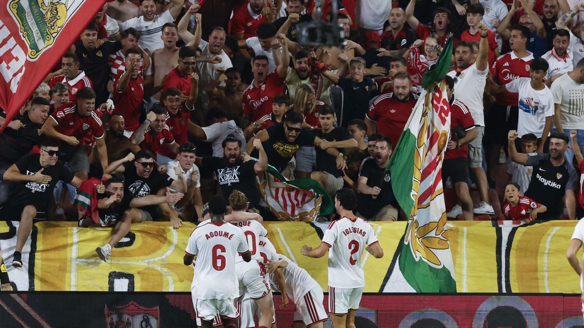 Jon Guridi celebra su gol con sus compañeros durante el partido de la primera jornada de LaLiga que Sevilla FC y Rayo Vallecano disputan en el estadio Ramón Sánchez-Pizjuán