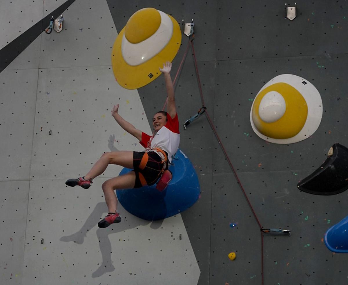 Iziar Martínez Almendros, la ganadora absoluta del Campeonato de España, saluda tras alcanzar la cima.