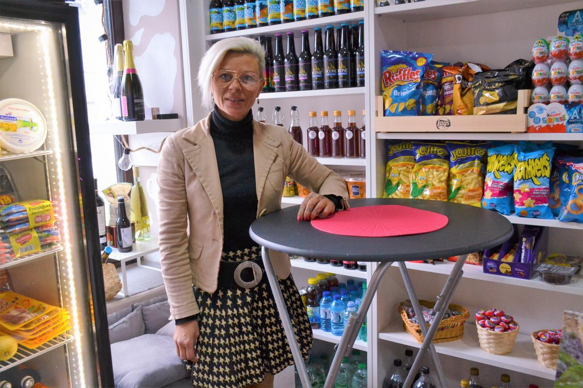 Carmen Suárez ofrece en su bar tienda vinos, cervezas, cafés, cervezas o tablas de quesos, entre otros productos.