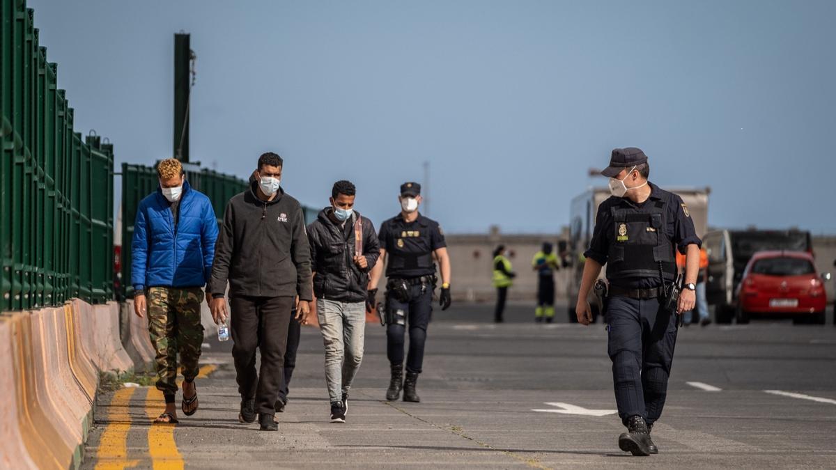 La Policía intercepta a unos 50 migrantes que trataban de subir a barcos a la Península